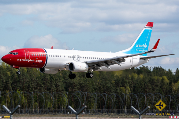 Boeing 737-84P
